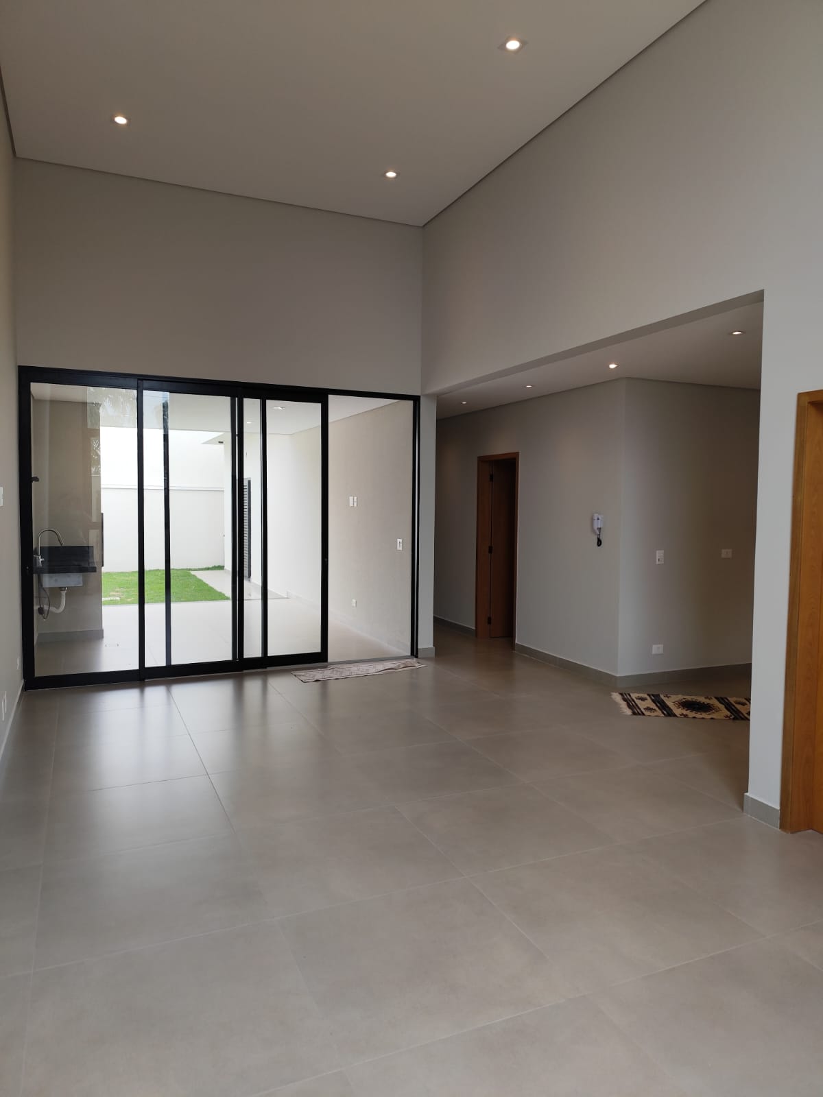 foto do anúncio Casa à venda no Jardim Chamonix, região Leste de Londrina/PR. Residência nova com 161m² de construção em terreno de 250m², pronta para morar!